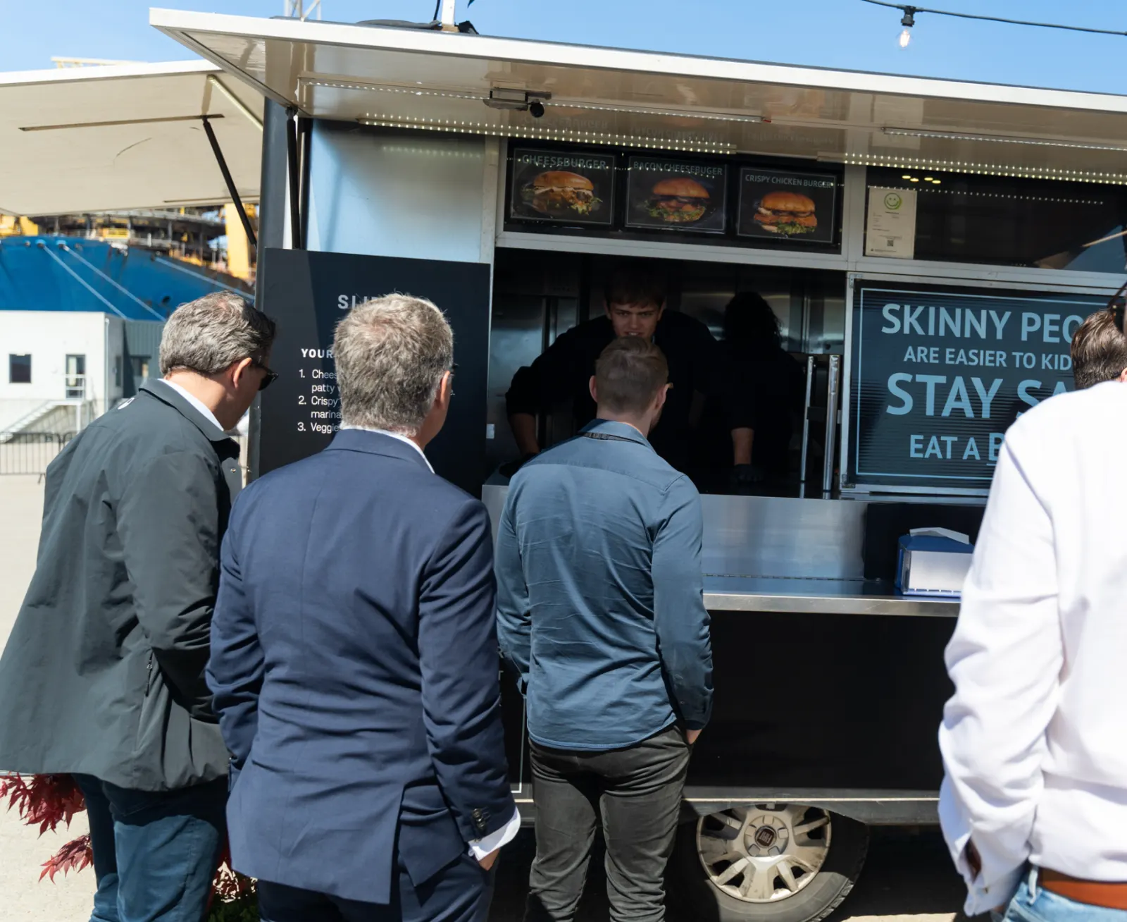 Gæster i kø ved en foodtruck til et firmaevent