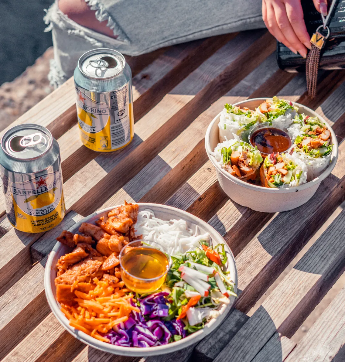 Street food-bowls og wraps serveret udendørs ved et event