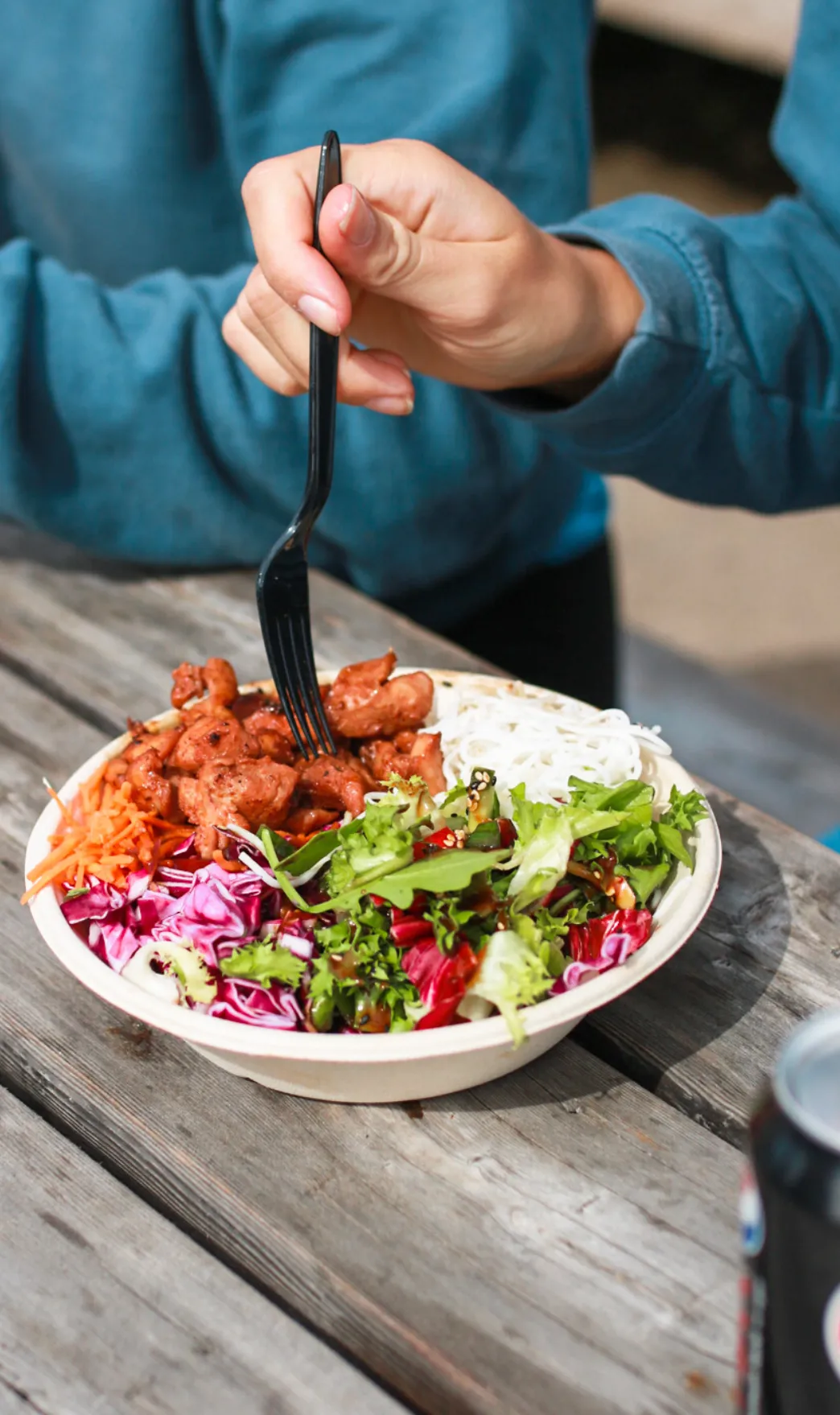 Gæst spiser en bowl med kylling og salat fra en foodtruck