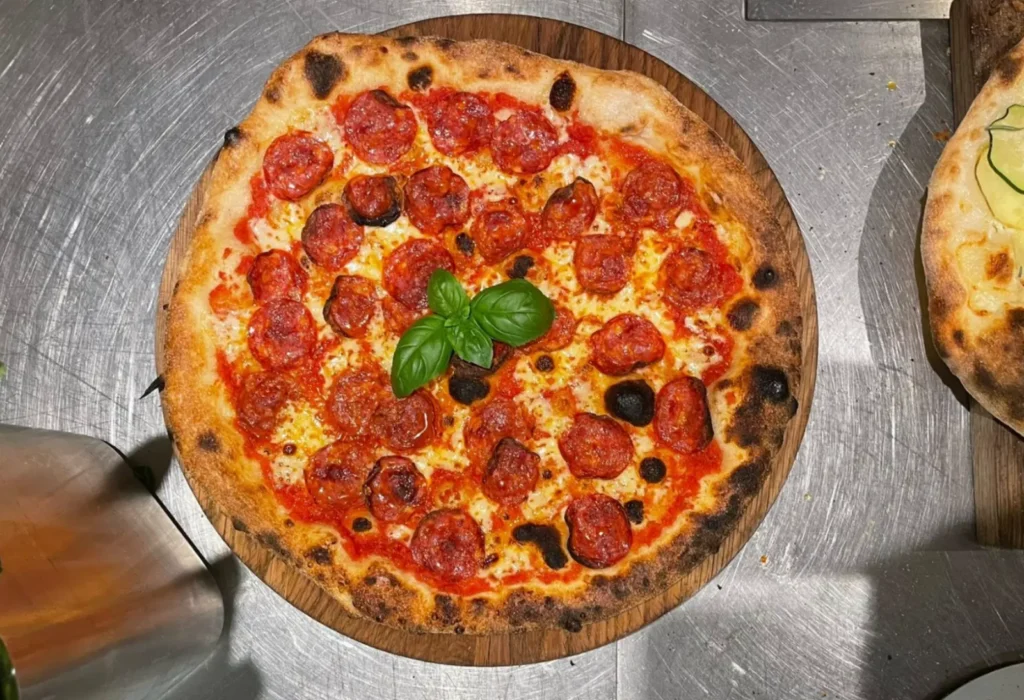 Pizza med pepperoni og basilikum fra pizza-foodtruck